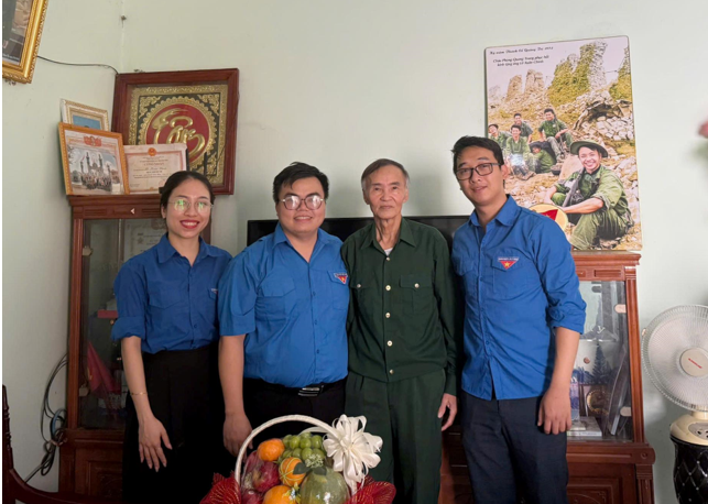 Chi đoàn Cục Phòng vệ thương mại thăm hỏi, tặng quà cựu chiến binh