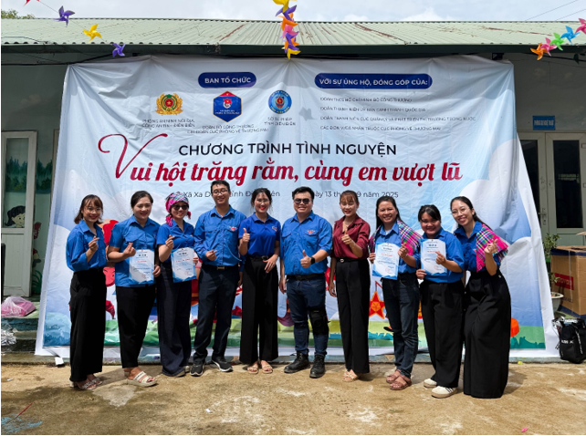 Chi đoàn Cục Phòng vệ thương mại tổ chức chương trình tình nguyện “Vui hội trăng rằm – cùng em vượt lũ” tại tỉnh Điện Biên